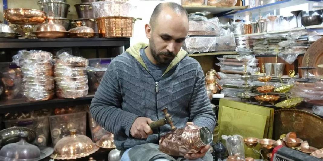 Bir mesleği kaybolmaktan kurtardılar! El emeğiyle üretiyor talebe yetişemiyorlar: Fiyatı 1300-3000 TL arasında değişiyor 3